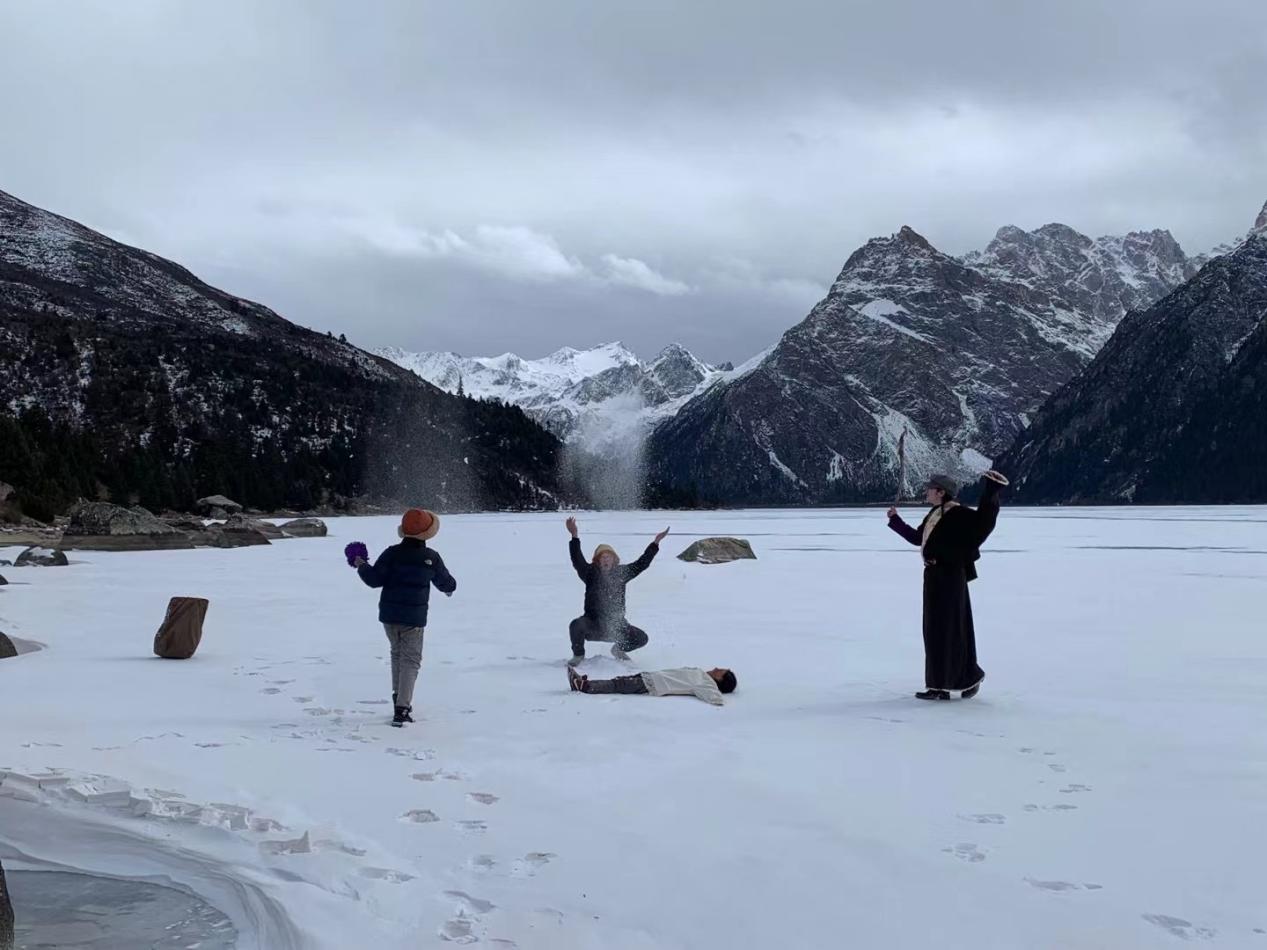 雪山湖泊上的人们在玩耍